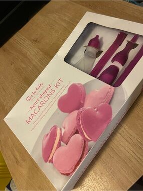 Sur la Table Heart Shaped Macarons Kit